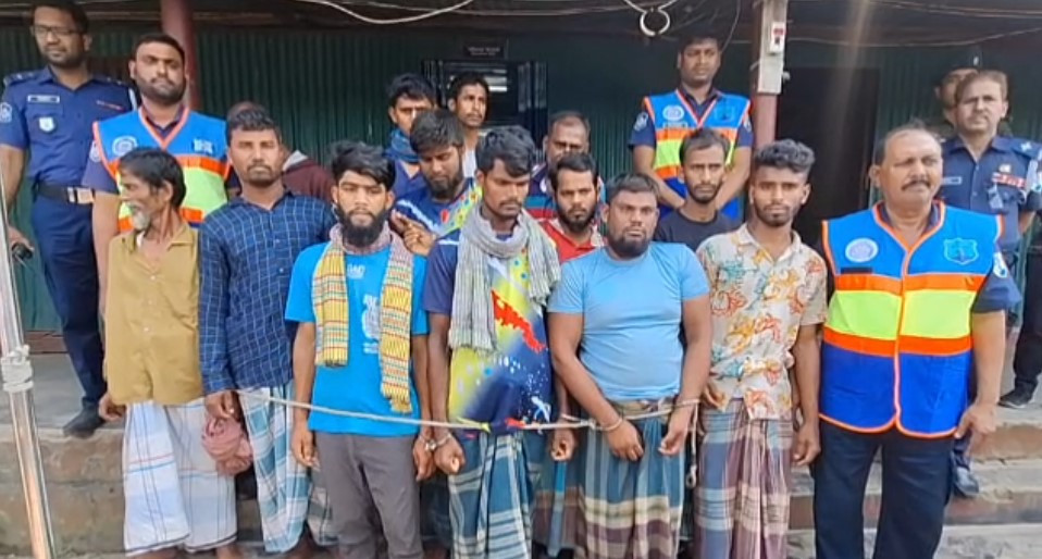 চাঁদপুরে নিষেধাজ্ঞা অমান্য করায় অর্ধশত জেলে আটক, ৩১ জেলের কারাদণ্ড